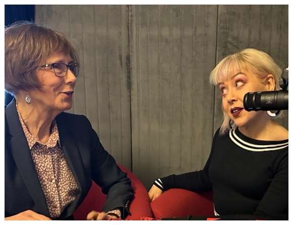 Läkemedelsvärldens redaktion, Helene Wallskär och Anna Bäsén, poddar om spännande läkemedelsnyheter och spanar inför hösten. Foto: Vindar Akat